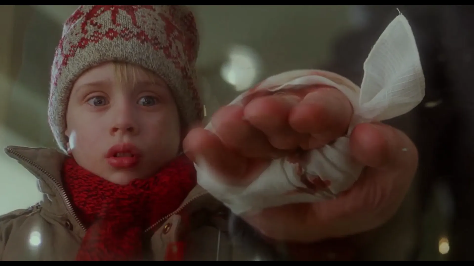 Жуткий старик из "Один дома" был Иисусом? В сети завирусилась убедительная теория о легендарном фильме