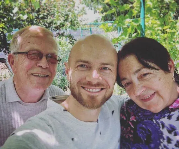 Влад Яма впервые с 2022 года встретился с родителями, которые живут в Запорожье: где они воссоединились