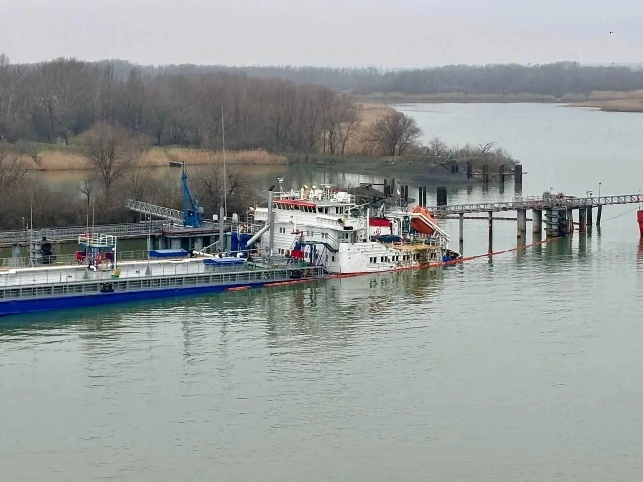 Как выглядит пораженный дронами танкер российского теневого флота "Валерий Горчаков". Фото