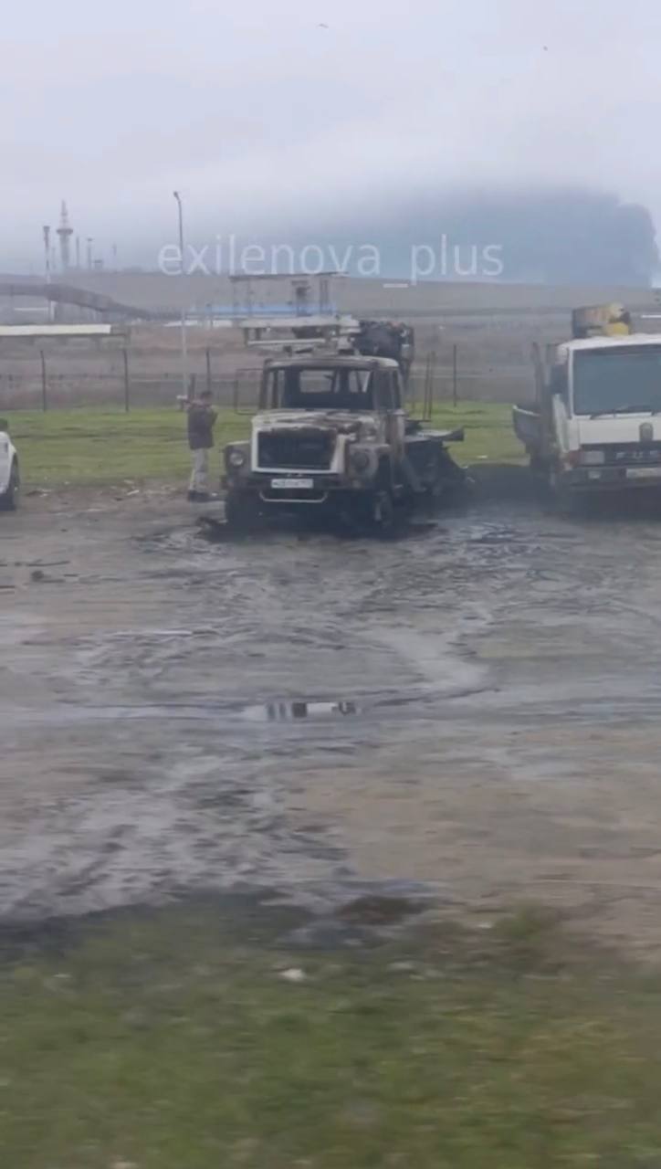 Дим видно здалеку: з'явились кадри пожежі після атаки дронів на порт у Тамані. Відео