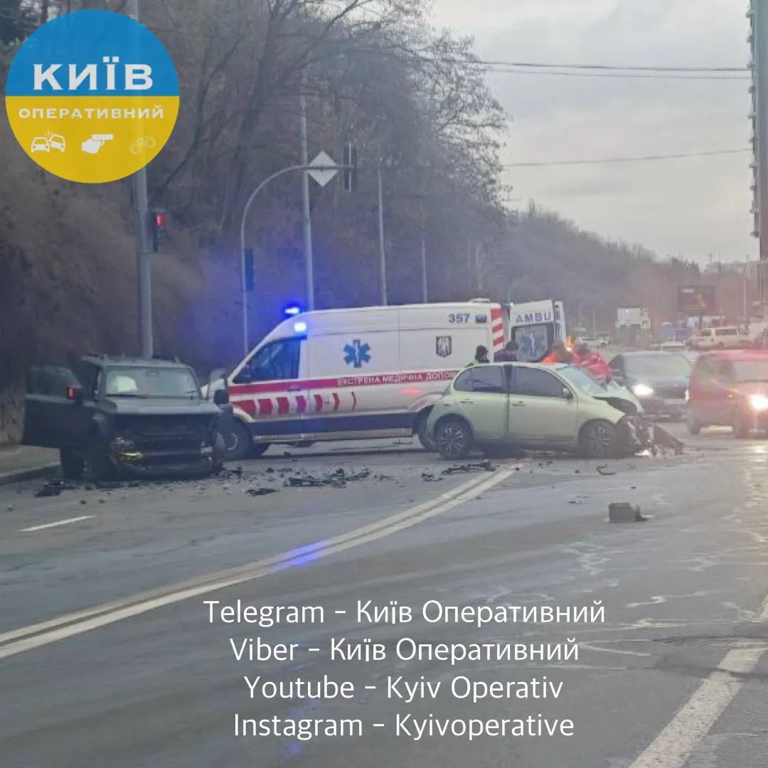 Дорога усіяна уламками: у Києві на Печерську зіткнулись два легковики, є постраждалі. Фото