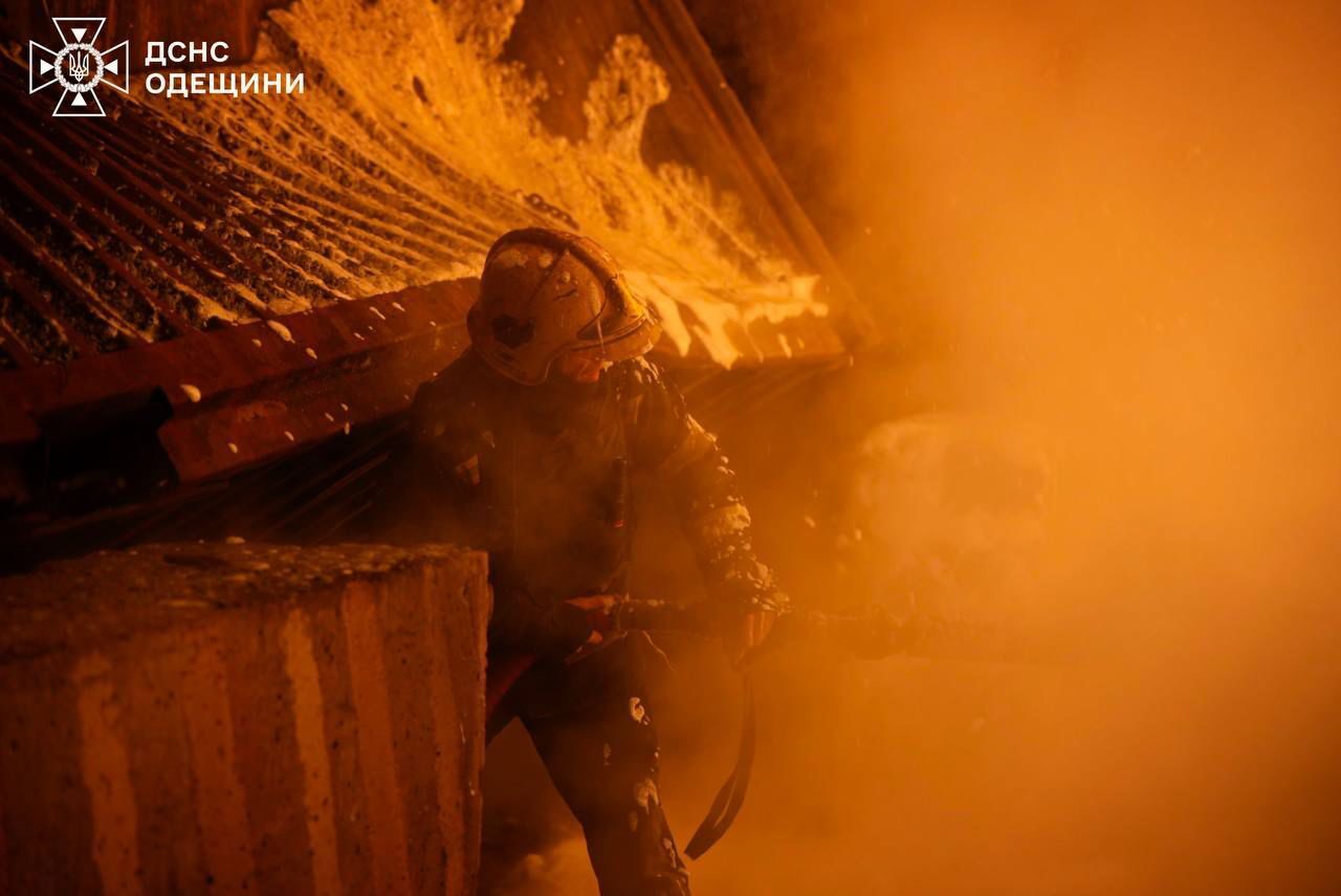 Окупанти атакували Одесу: пошкоджено обʼєкти критичної інфраструктури, є постраждалий. Фото