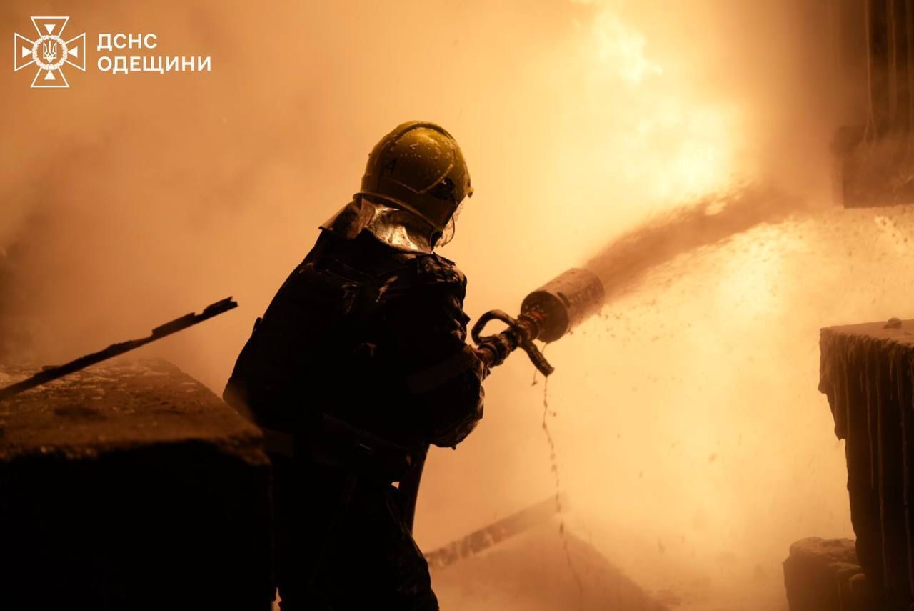 Окупанти атакували Одесу: пошкоджено обʼєкти критичної інфраструктури, є постраждалий. Фото