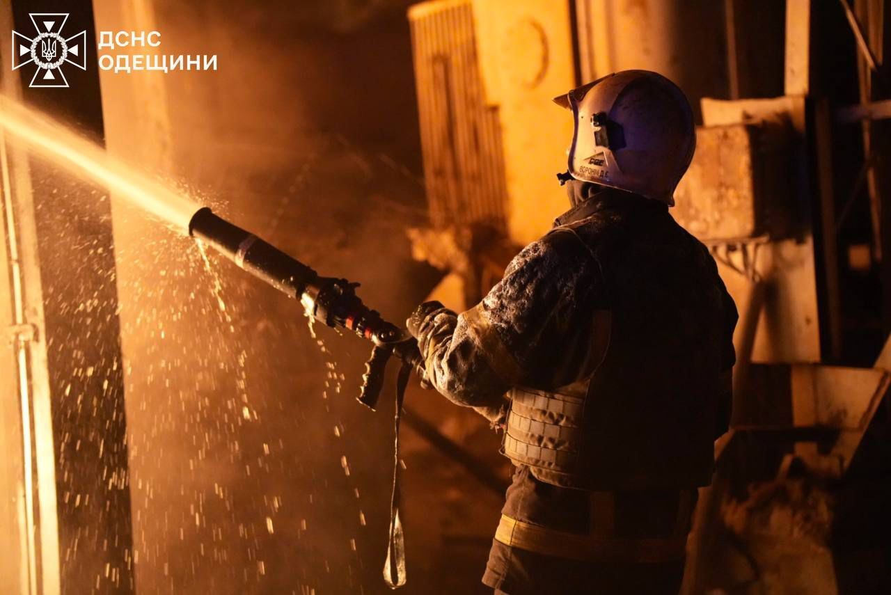 Окупанти атакували Одесу: пошкоджено обʼєкти критичної інфраструктури, є постраждалий. Фото