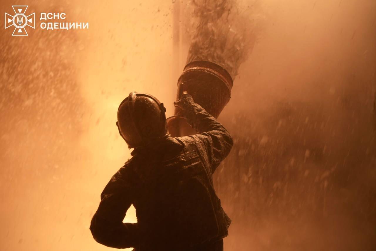 Окупанти атакували Одесу: пошкоджено обʼєкти критичної інфраструктури, є постраждалий. Фото