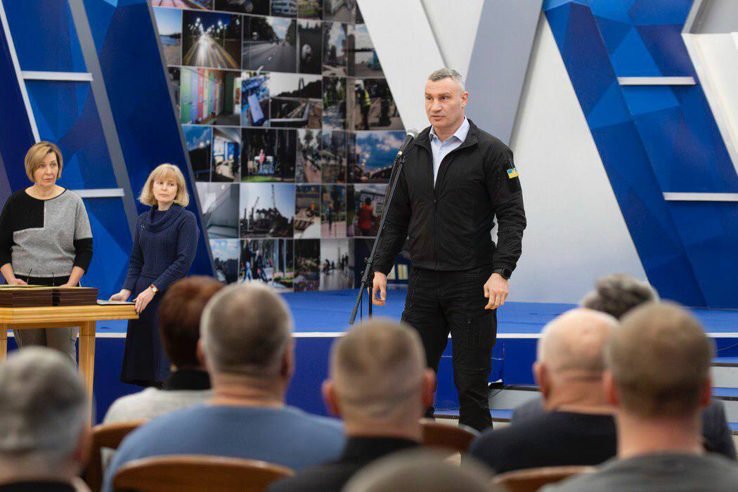 Кличко вручил награды столичным энергетикам, которые четвертый год работают в условиях войны. Фото