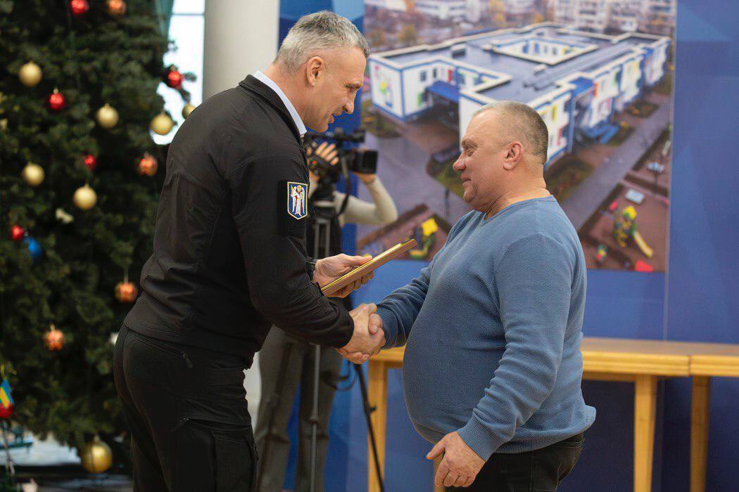 Кличко вручил награды столичным энергетикам, которые четвертый год работают в условиях войны. Фото