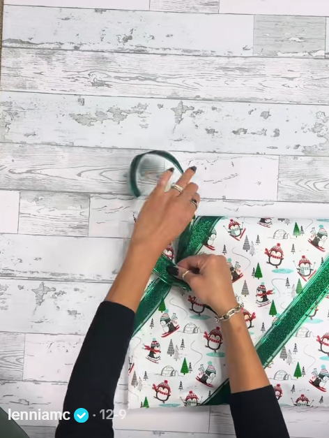 Як гарно та охайно запакувати подарунки на Різдво та Новий рік: інструкція