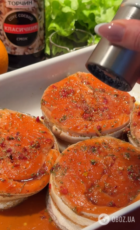 Як смачно приготувати червону рибу на вечерю: рецепт за 20 хвилин в духовці