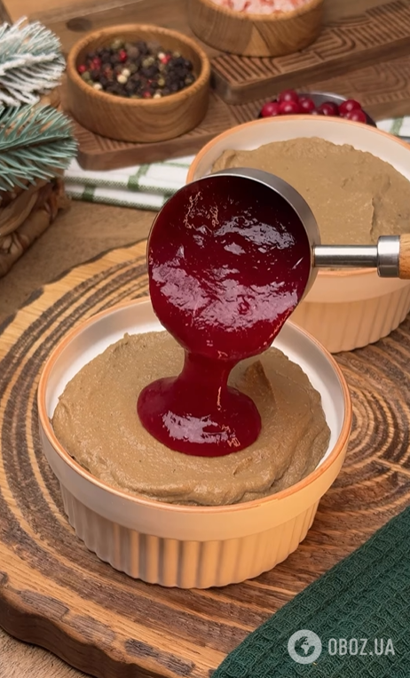 Самый вкусный печеночный паштет для праздничного стола: добавьте желе из клюквы