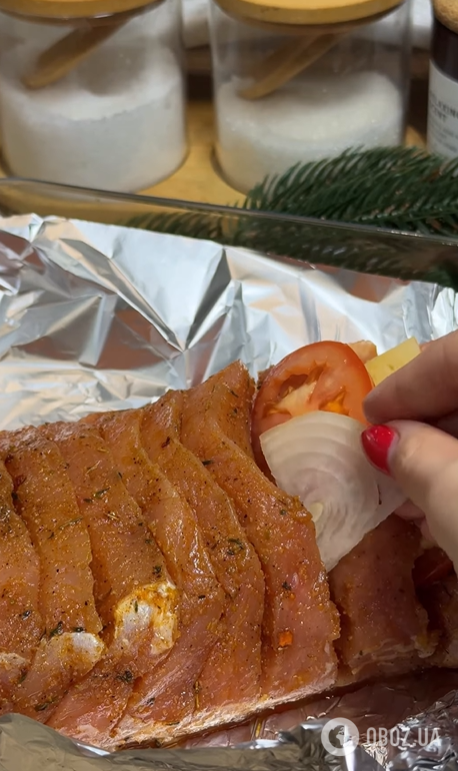 Королівська запечена свинина на свята: додайте всередину часник та сир