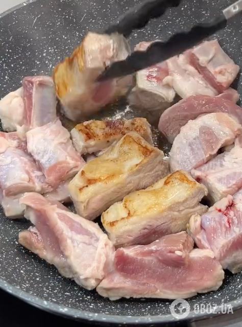 Как вкусно приготовить свиные ребрышки, чтобы они были сочными и мягкими: нужно добавить один ингредиент