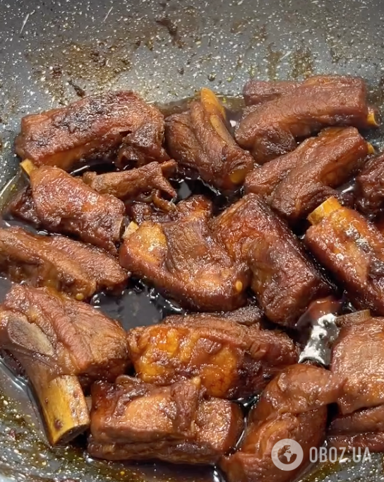 Как вкусно приготовить свиные ребрышки, чтобы они были сочными и мягкими: нужно добавить один ингредиент