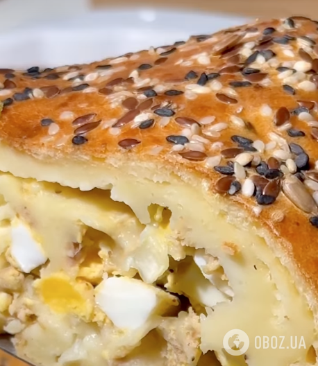 Заливний пиріг із яєчно-цибулевою начинкою: готується страва дуже швидко