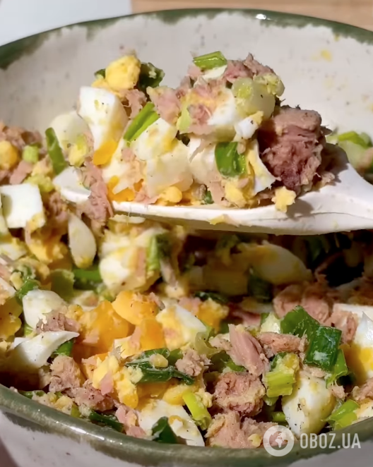 Заливний пиріг із яєчно-цибулевою начинкою: готується страва дуже швидко