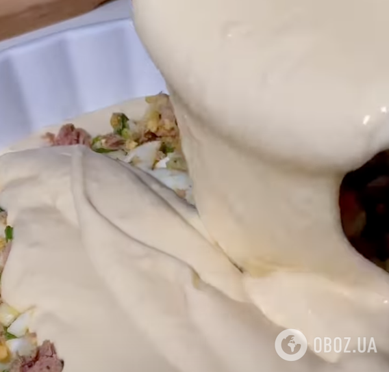 Заливний пиріг із яєчно-цибулевою начинкою: готується страва дуже швидко