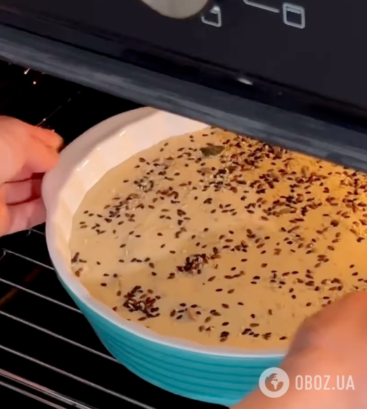 Заливний пиріг із яєчно-цибулевою начинкою: готується страва дуже швидко