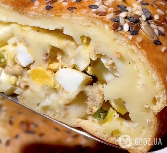 Заливний пиріг із яєчно-цибулевою начинкою: готується страва дуже швидко