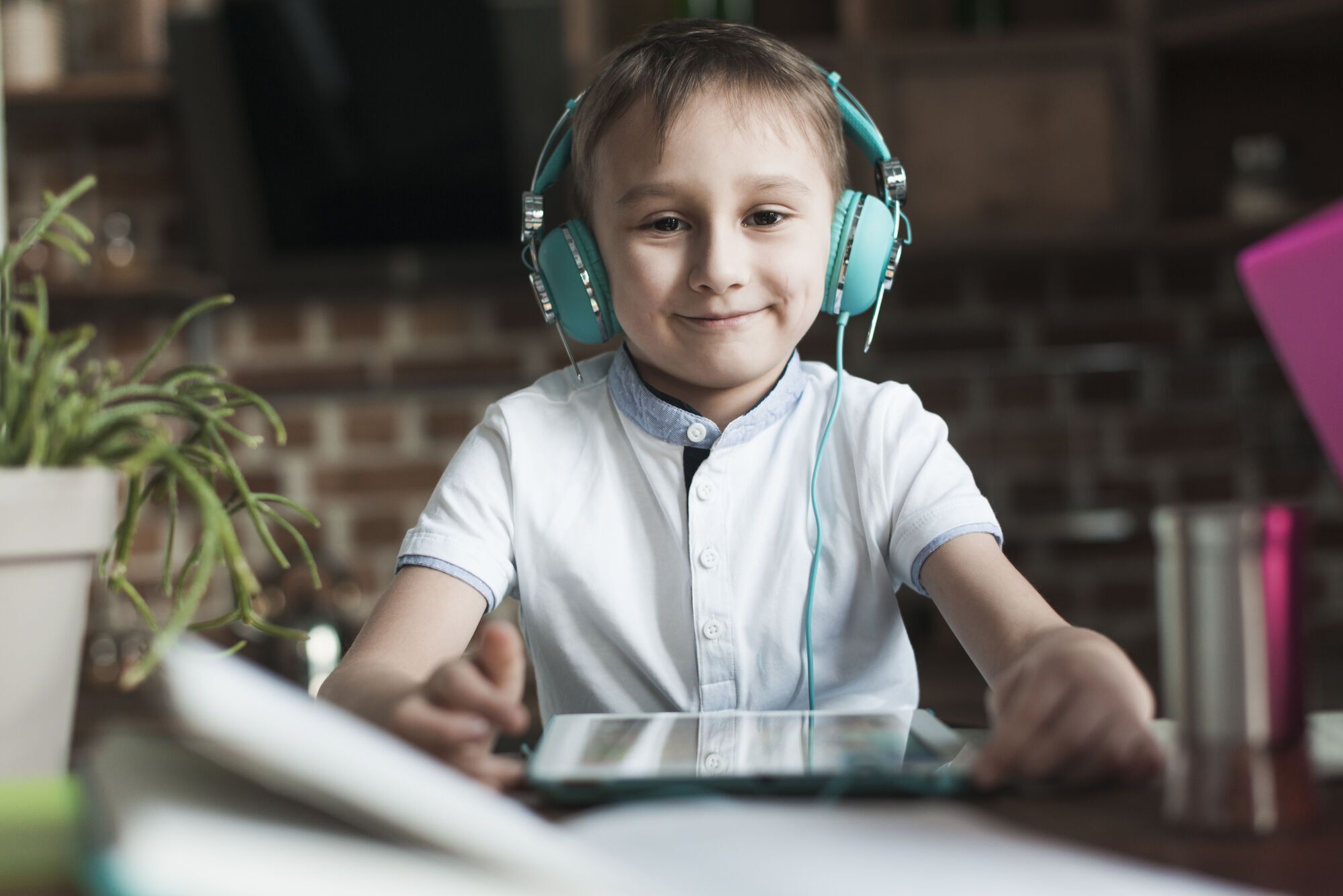 "Діти ж не виймають навушників із вух!" Освітянин пояснив, чому не можна скасовувати уроки музики в школі