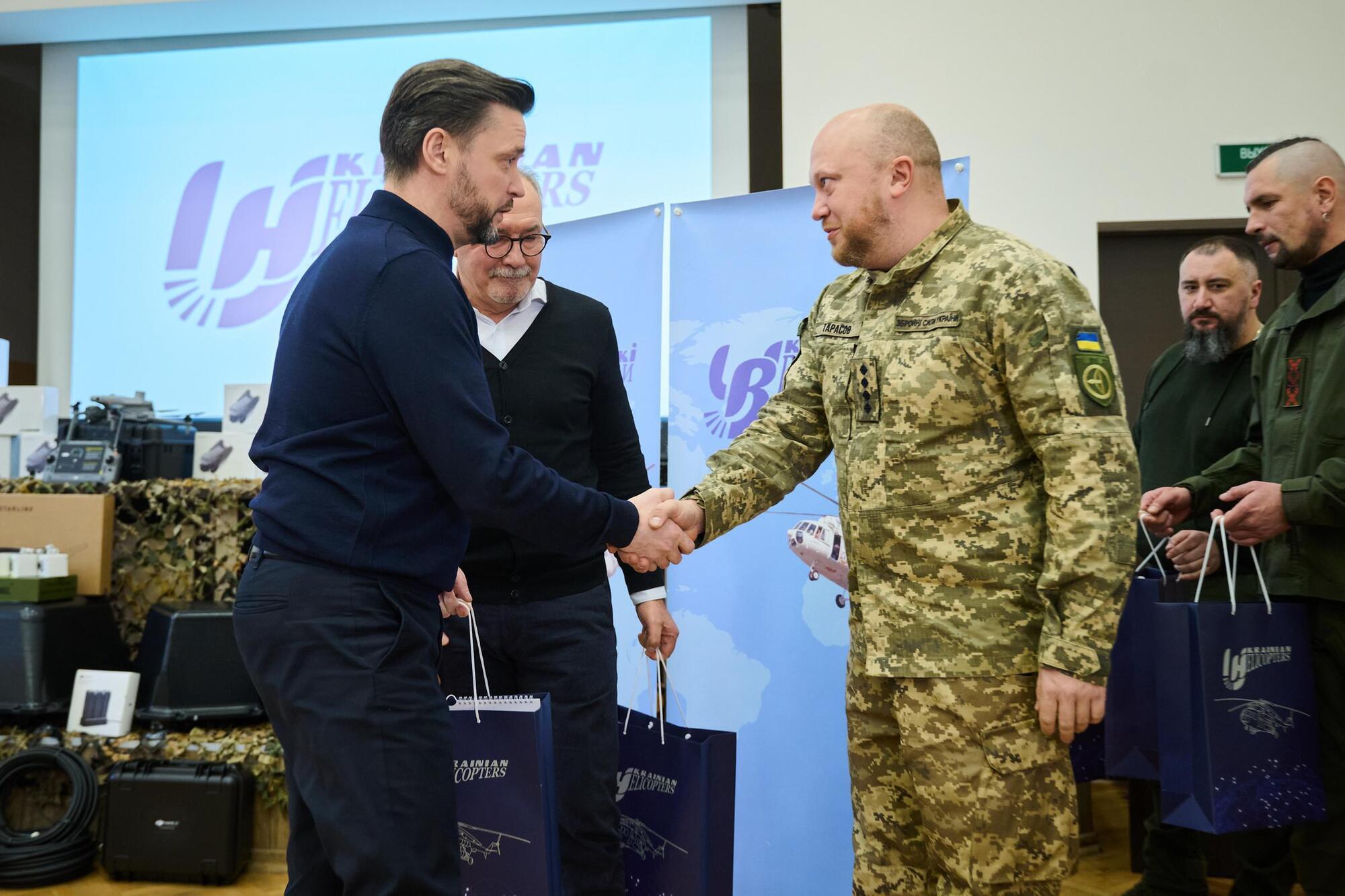 Авіакомпанія "Українські вертольоти" роздала святкові волонтерські подарунки українським воїнам