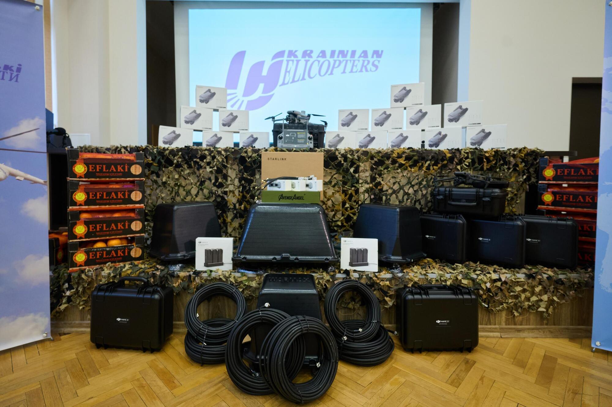 Авіакомпанія "Українські вертольоти" роздала святкові волонтерські подарунки українським воїнам