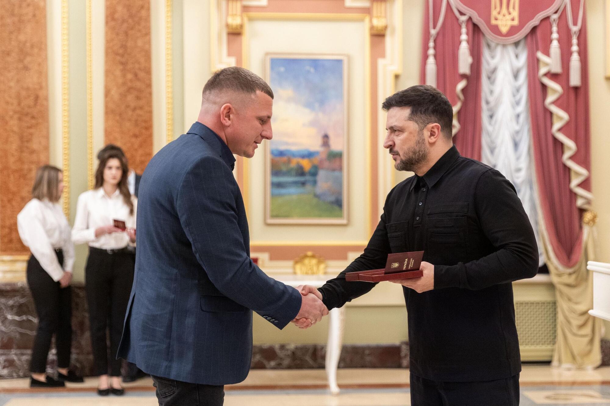 Зеленський нагородив 10 енергетиків ДТЕК за повернення світла після обстрілів