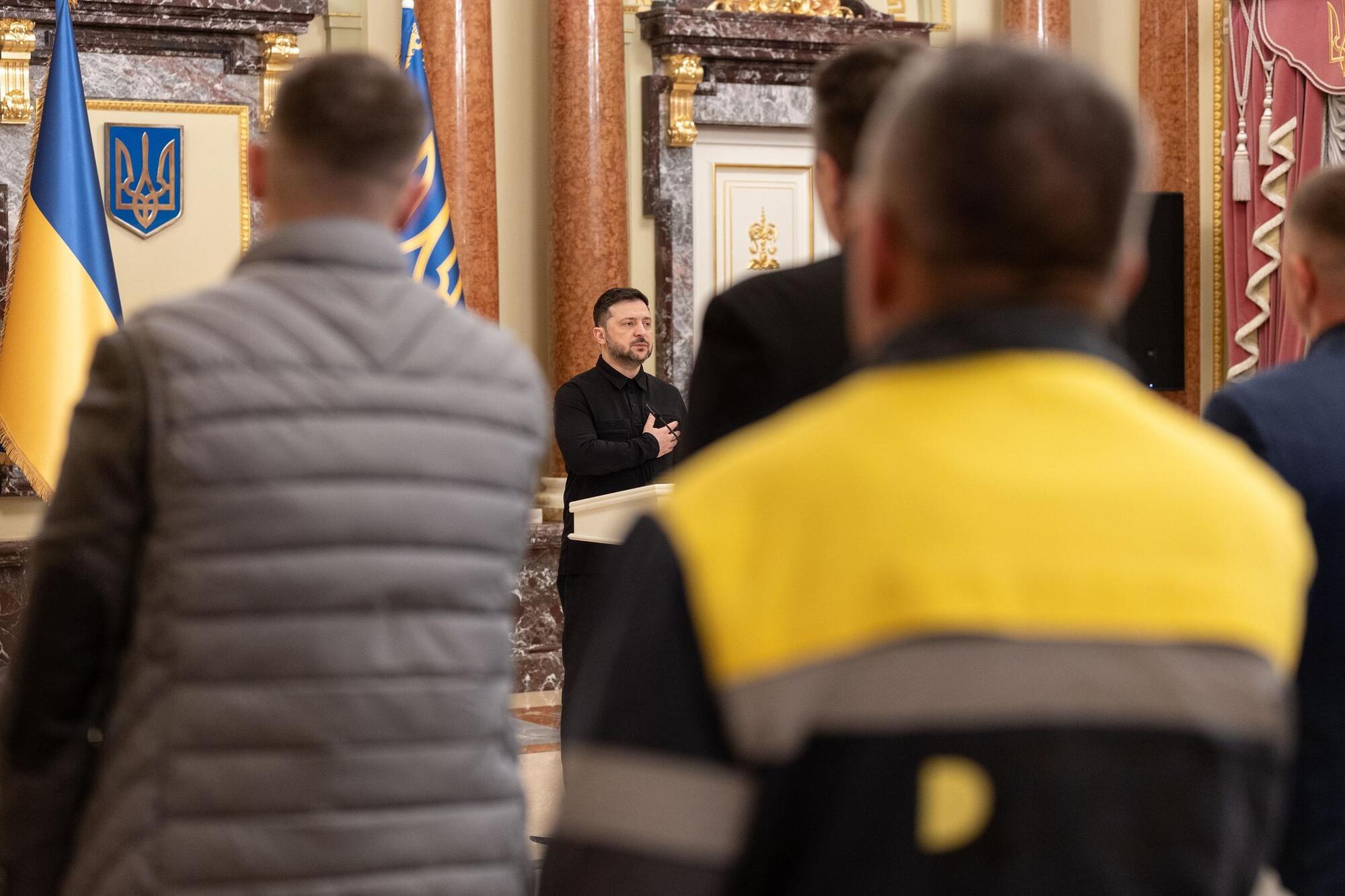 Зеленський нагородив 10 енергетиків ДТЕК за повернення світла після обстрілів