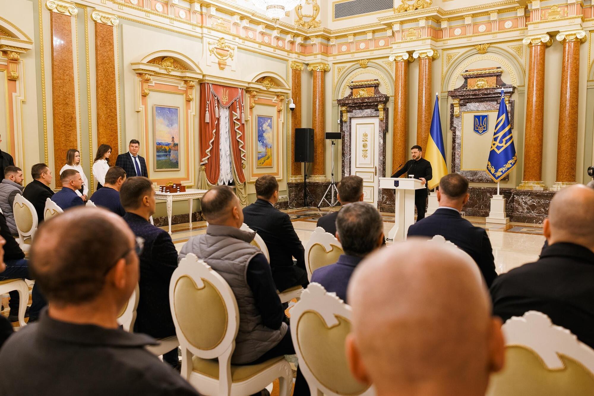 Зеленський нагородив 10 енергетиків ДТЕК за повернення світла після обстрілів