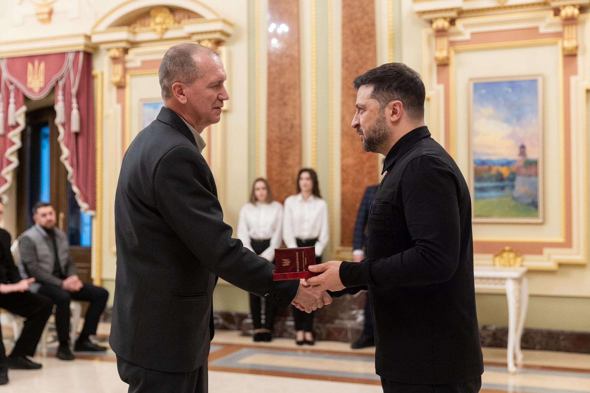 Зеленський нагородив 10 енергетиків ДТЕК за повернення світла після обстрілів