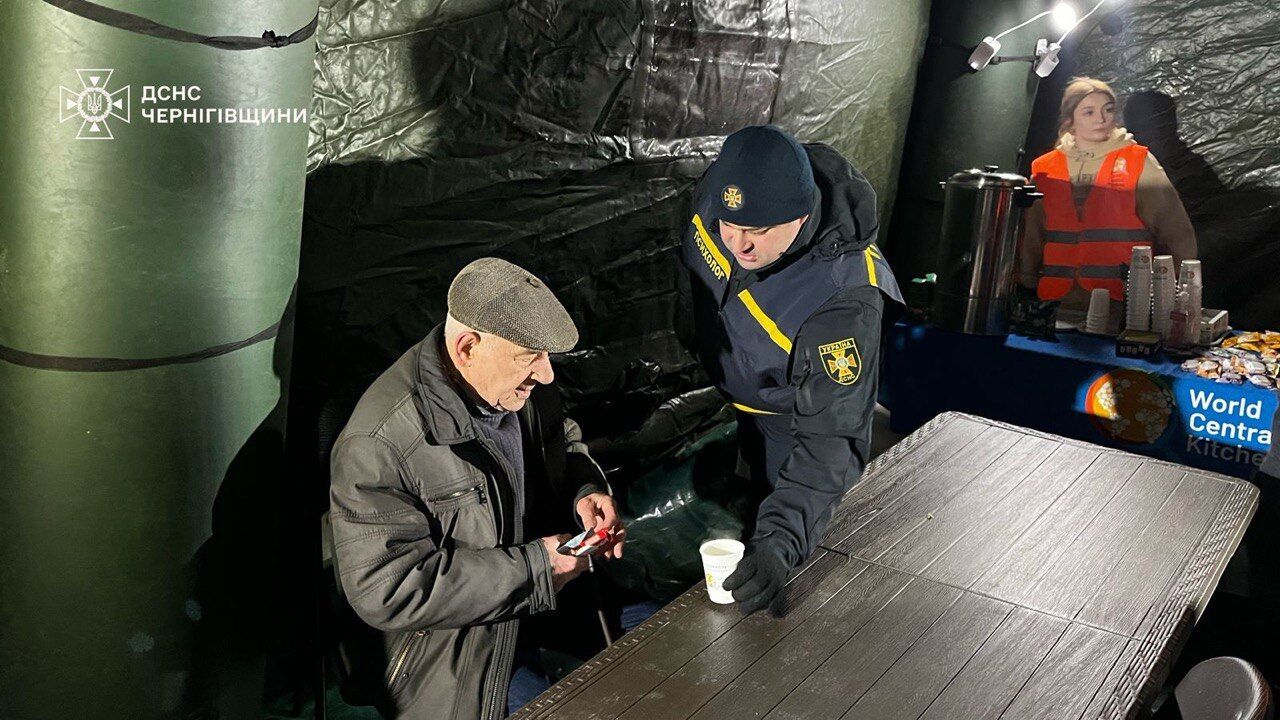 У Чернігові російський дрон влучив у багатоквартирний будинок: виникла пожежа, вибито вікна. Фото і відео