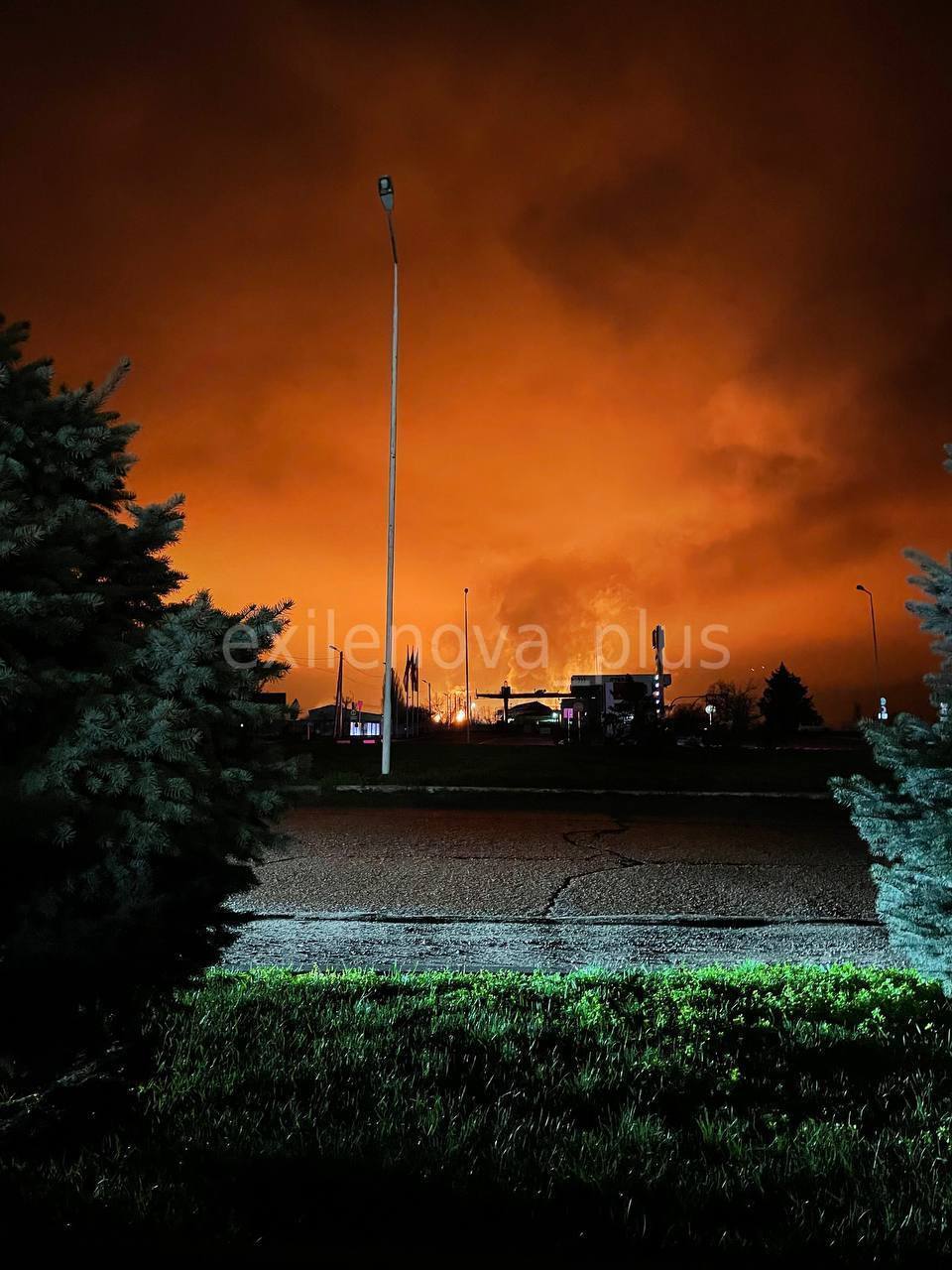 Дроны атаковали Ставропольский край РФ: есть попадания по химзаводу, вспыхнули масштабные пожары. Фото и видео