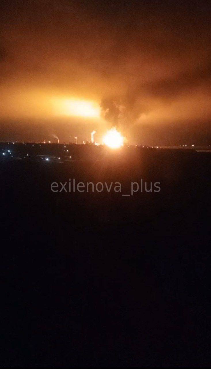 Дроны атаковали Ставропольский край РФ: есть попадания по химзаводу, вспыхнули масштабные пожары. Фото и видео