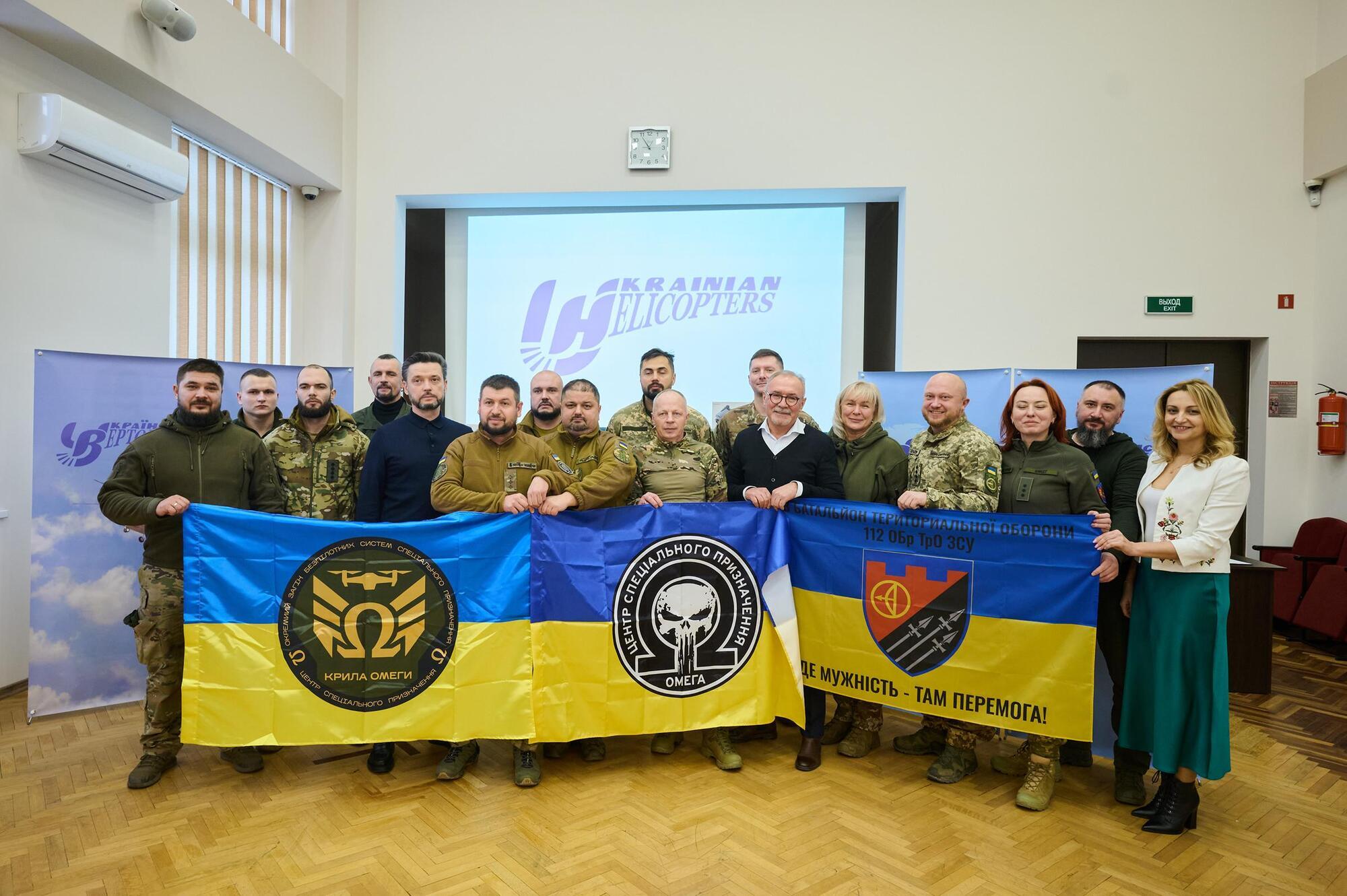 Авіакомпанія "Українські вертольоти" роздала святкові волонтерські подарунки українським воїнам