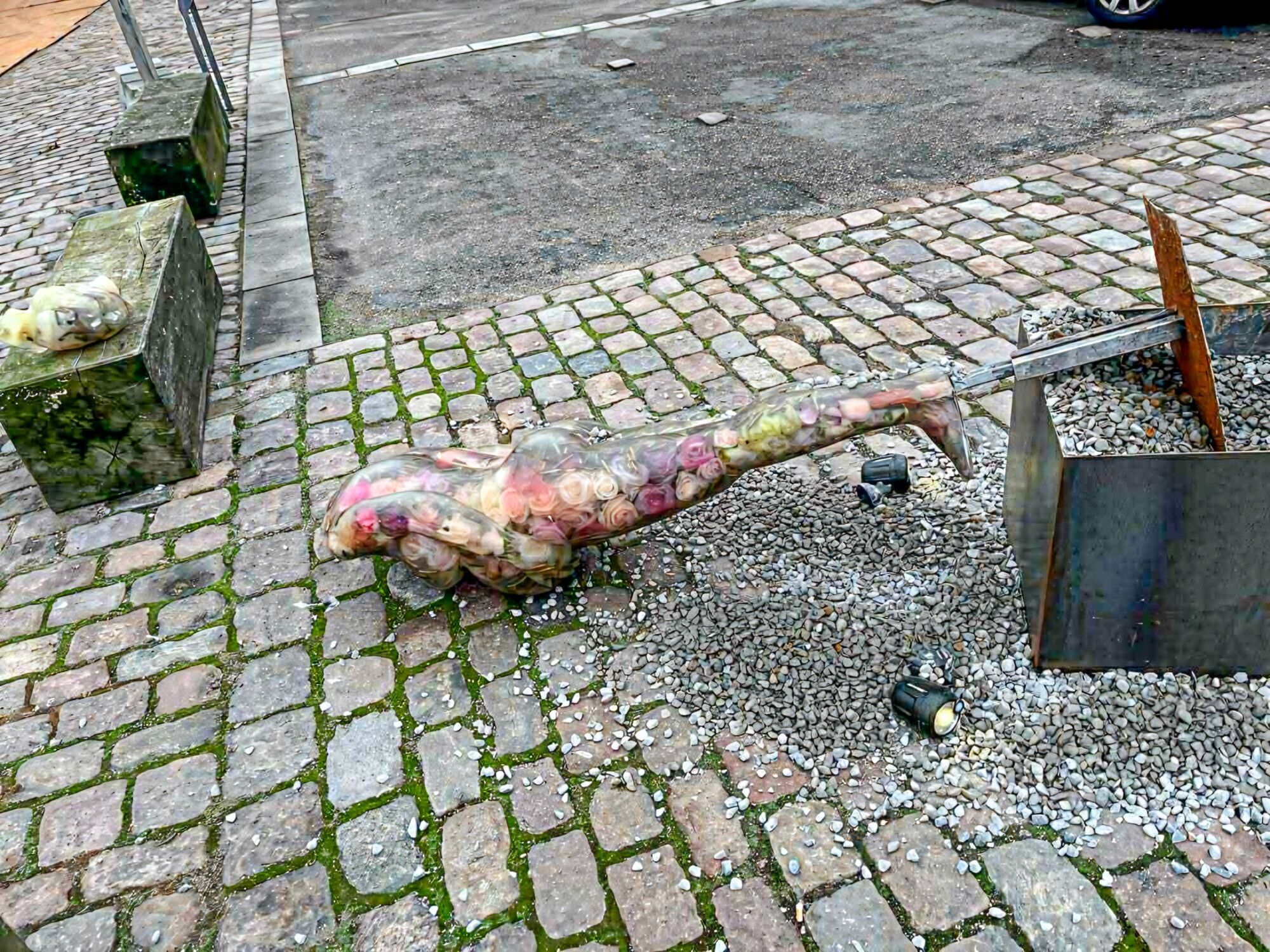 "Цілеспрямований акт насильства": у Копенгагені зруйнували скульптури української художниці. Фото