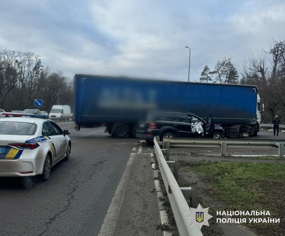 Под сотню аварий и десяток смертей: на кровавом развороте возле "Чайки" под Киевом снова погиб человек. Фото
