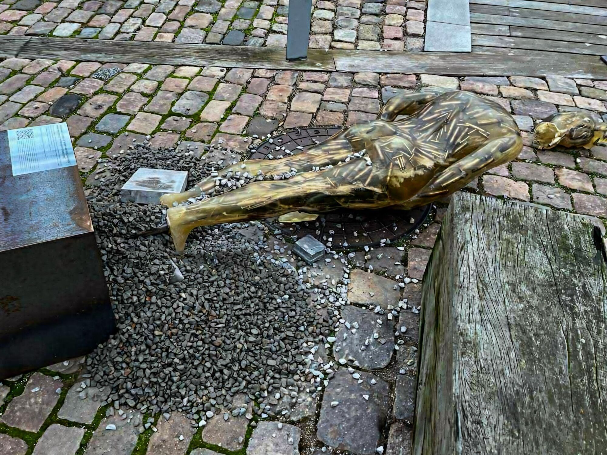 "Цілеспрямований акт насильства": у Копенгагені зруйнували скульптури української художниці. Фото