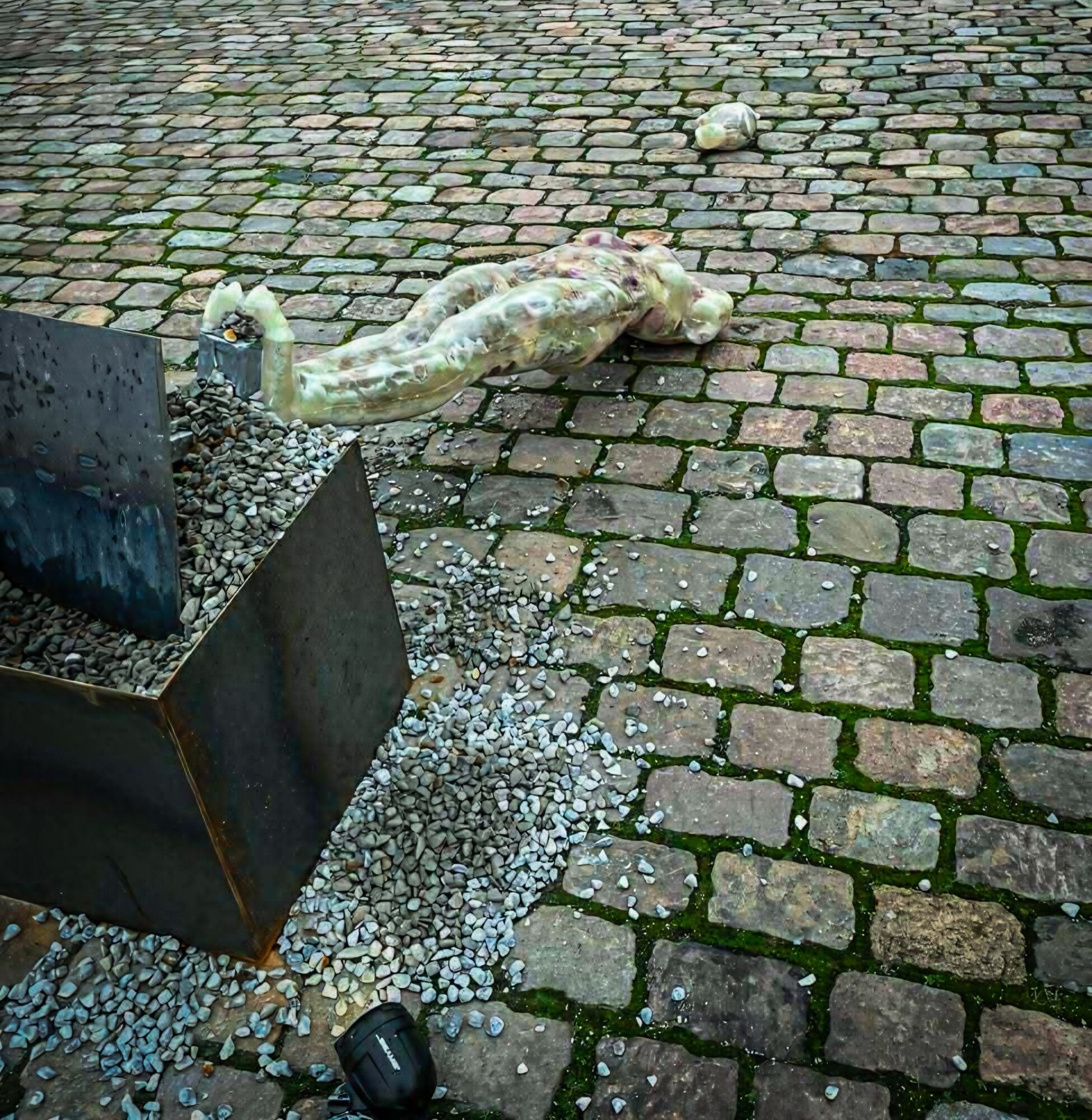 "Цілеспрямований акт насильства": у Копенгагені зруйнували скульптури української художниці. Фото