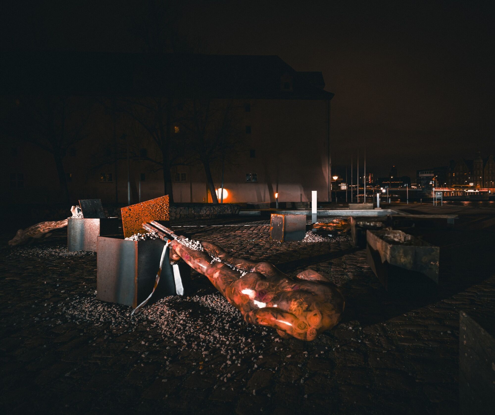 "Цілеспрямований акт насильства": у Копенгагені зруйнували скульптури української художниці. Фото