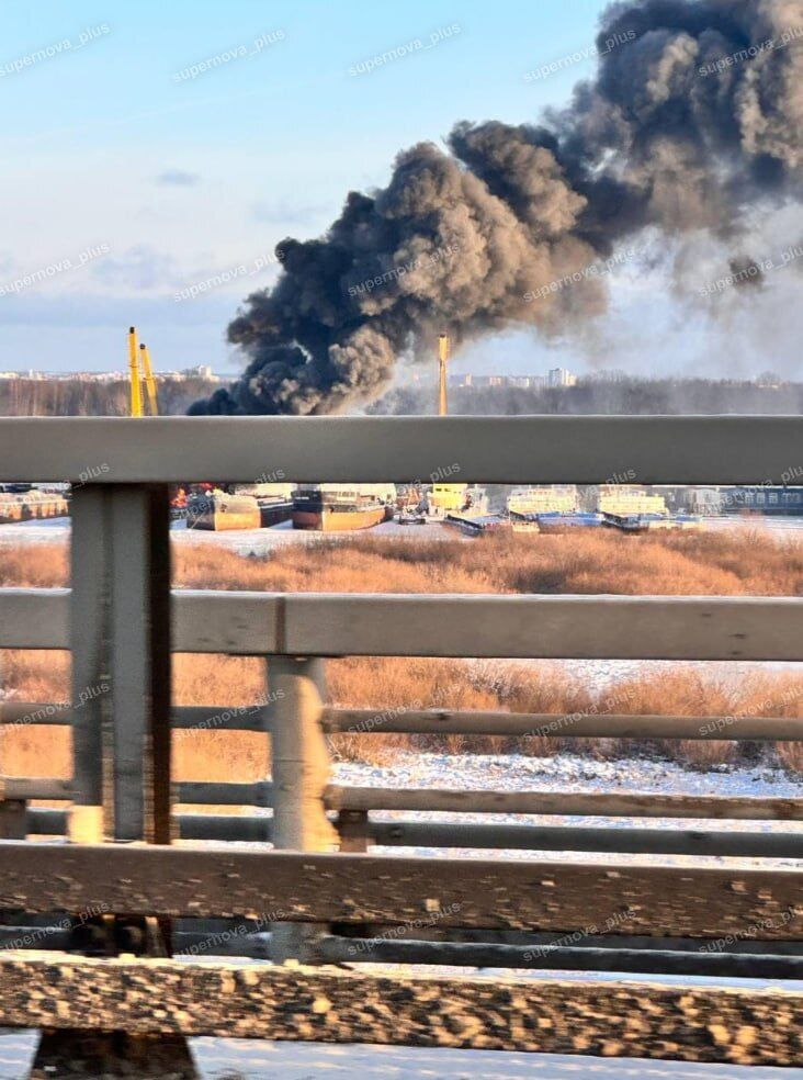 Чорний дим видно здалеку: в Нижньому Новгороді спалахнуло судно. Фото і відео