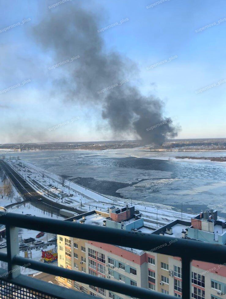 Чорний дим видно здалеку: в Нижньому Новгороді спалахнуло судно. Фото і відео