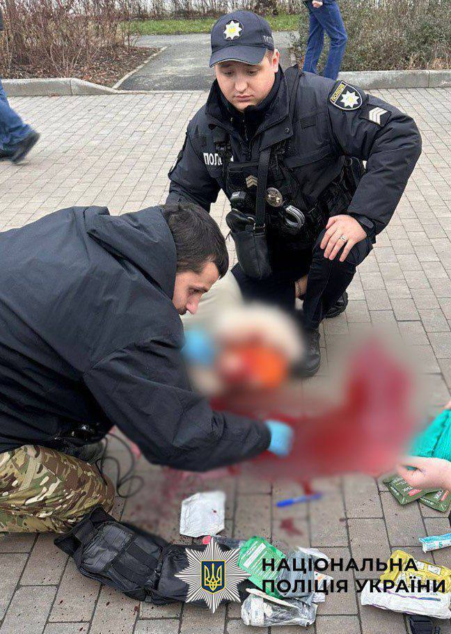 У Києві уламки "Шахеда" впали біля будинку, є пошкодження та постраждалі. Усі подробиці, фото та відео