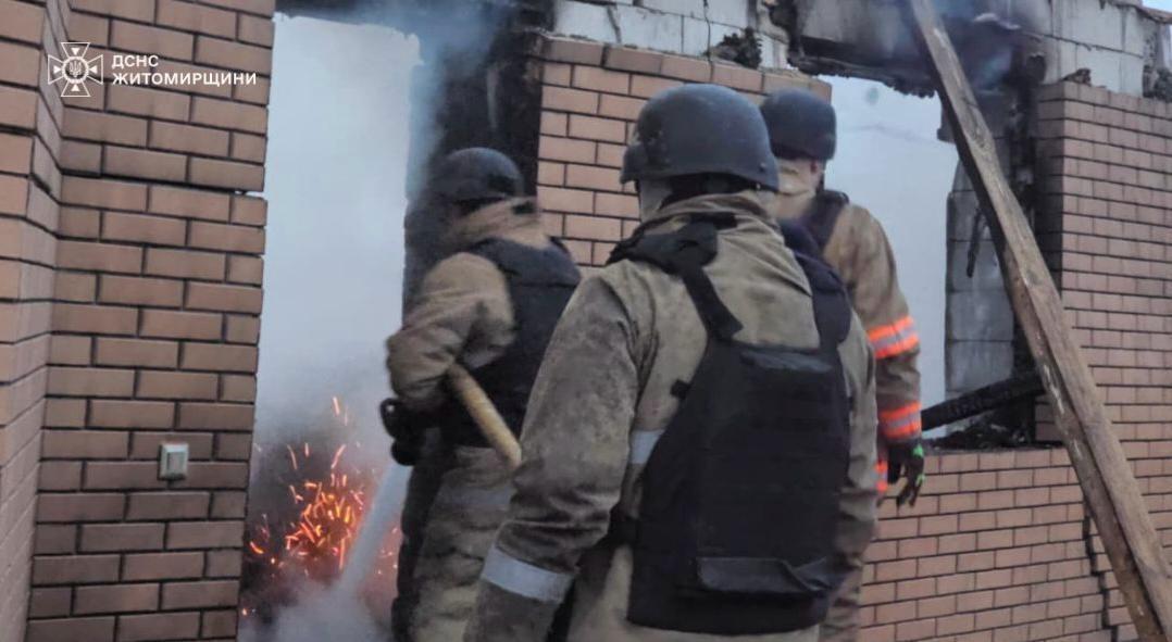 На Житомирщині внаслідок ворожої атаки пошкоджено житлові будинки: загинула дитина, є постраждалі. Фото і відео