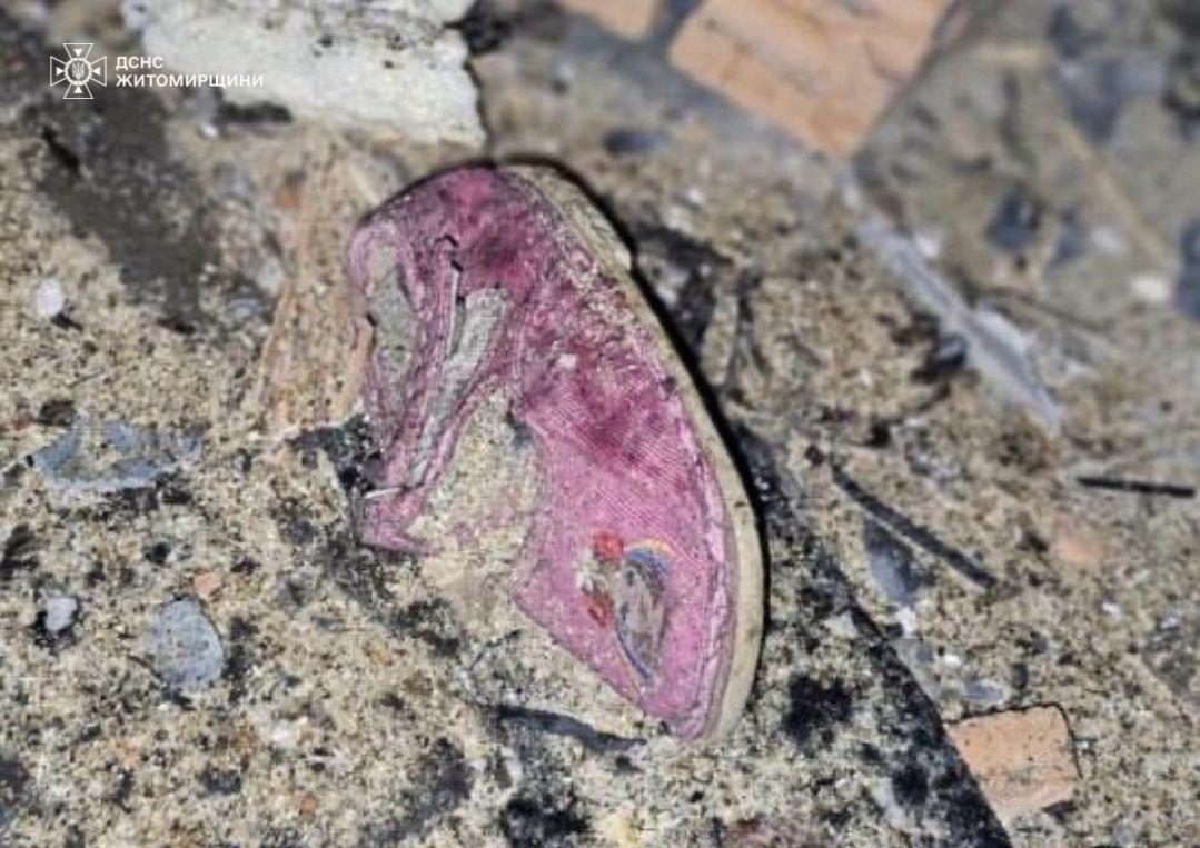 На Житомирщині внаслідок ворожої атаки пошкоджено житлові будинки: загинула дитина, є постраждалі. Фото і відео