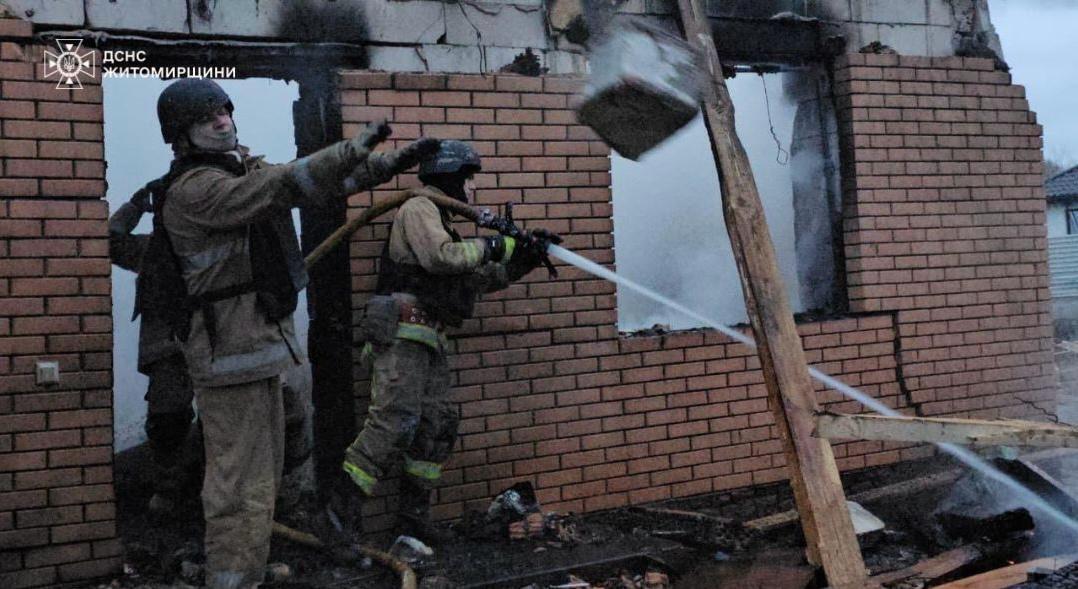 На Житомирщині внаслідок ворожої атаки пошкоджено житлові будинки: загинула дитина, є постраждалі. Фото і відео