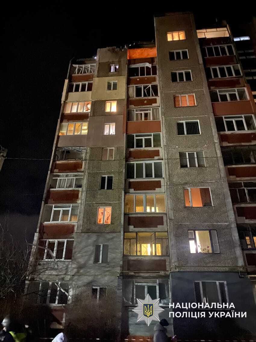 У Чернігові російський дрон влучив у багатоквартирний будинок: виникла пожежа, вибито вікна. Фото і відео