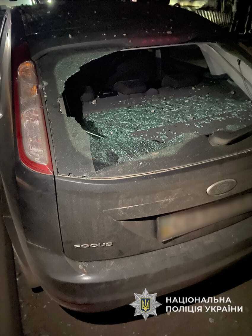 У Чернігові російський дрон влучив у багатоквартирний будинок: виникла пожежа, вибито вікна. Фото і відео