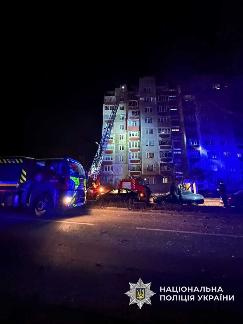 У Чернігові російський дрон влучив у багатоквартирний будинок: виникла пожежа, вибито вікна. Фото і відео