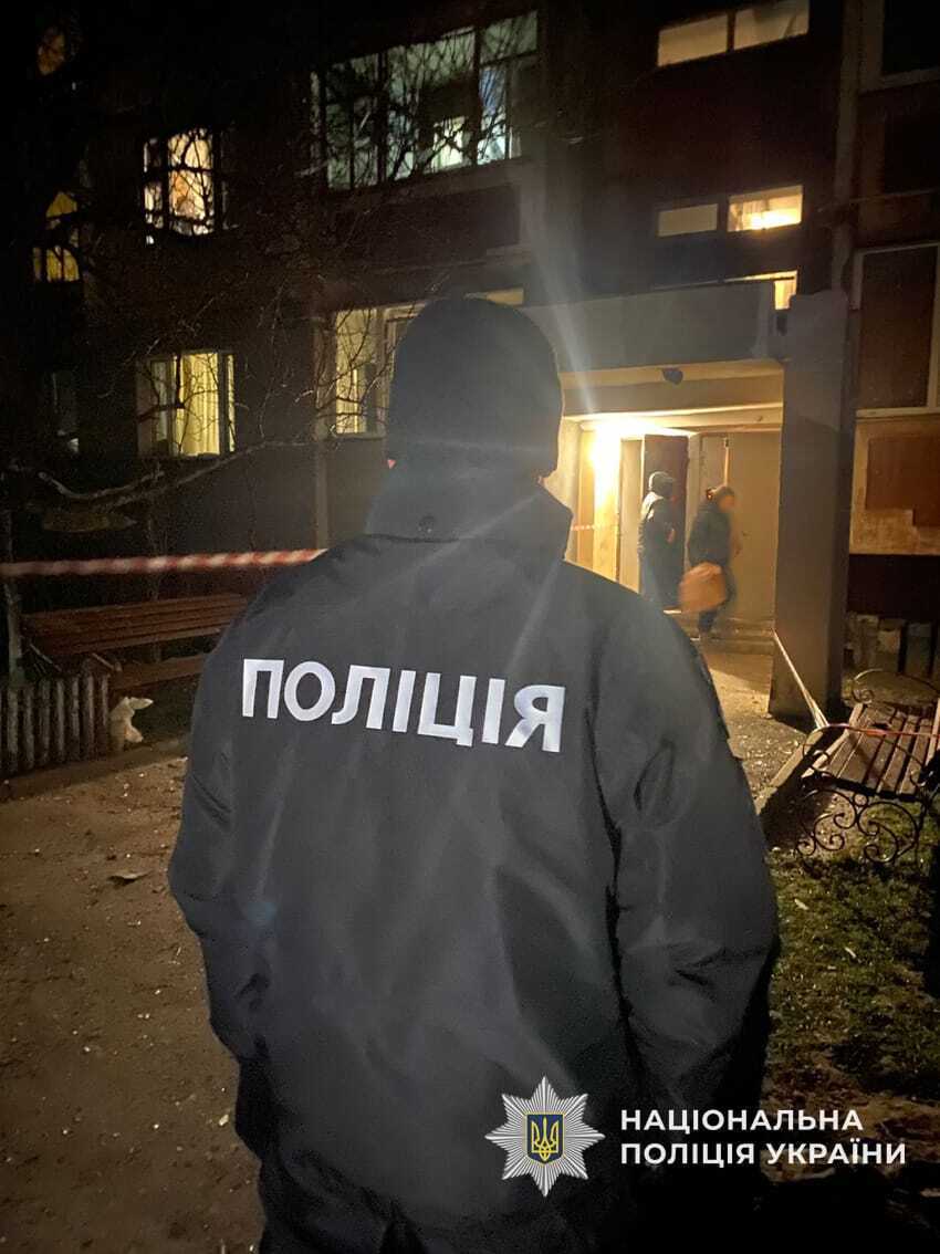 У Чернігові російський дрон влучив у багатоквартирний будинок: виникла пожежа, вибито вікна. Фото і відео