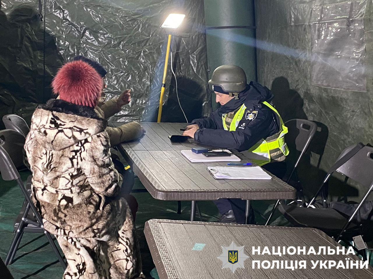 У Чернігові російський дрон влучив у багатоквартирний будинок: виникла пожежа, вибито вікна. Фото і відео