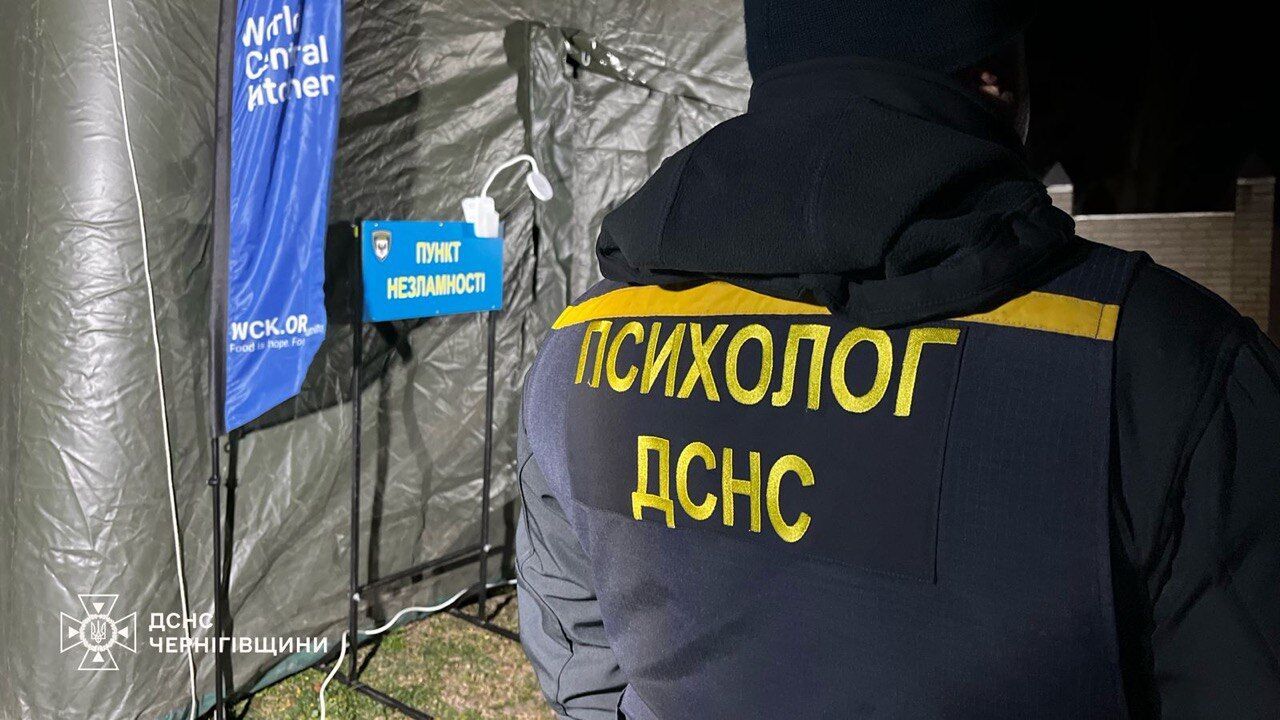 У Чернігові російський дрон влучив у багатоквартирний будинок: виникла пожежа, вибито вікна. Фото і відео